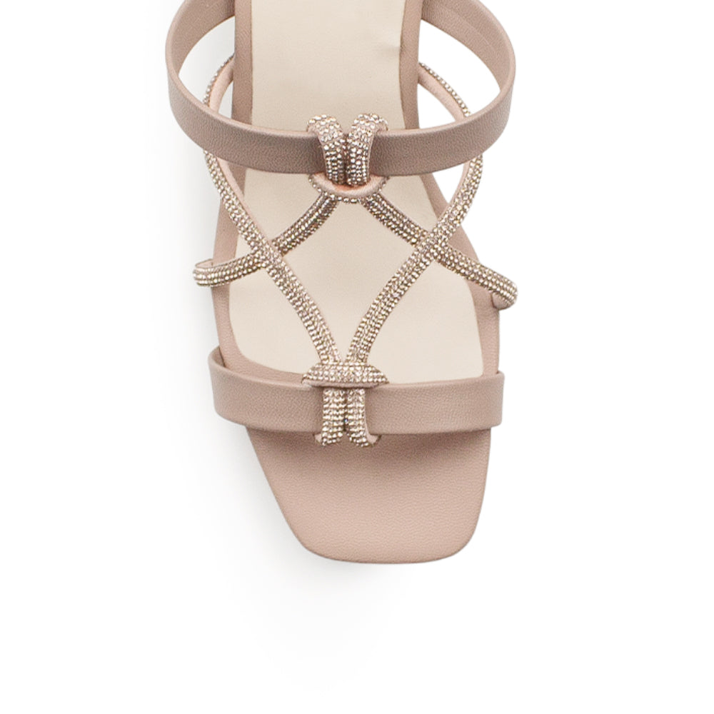 Vista de material cabra sintético en zapatilla nude de diseño descubierto para mujer con pedreria en tiras delgadas punta cuadrada y tacón ancho de 8cm