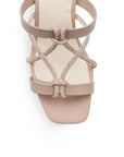 Vista de material cabra sintético en zapatilla nude de diseño descubierto para mujer con pedreria en tiras delgadas punta cuadrada y tacón ancho de 8cm