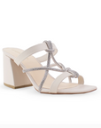 Vista diagonal de zapatilla beige para mujer con pedreria punta cuadrada y tacón 8cm de diseño descubierto