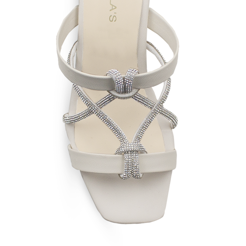 Vista de material cabra sintético en zapatilla beige de diseño descubierto para mujer con pedreria en tiras delgadas punta cuadrada y tacón ancho de 8cm