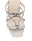 Vista de material cabra sintético en zapatilla beige de diseño descubierto para mujer con pedreria en tiras delgadas punta cuadrada y tacón ancho de 8cm