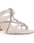 Vista a detalle de pedrería en tiras delgadas de zapatilla beige para mujer con punta cuadrada de diseño descubierto