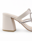 Vista trasera de tacón ancho de 8cm en zapatilla beige para mujer de diseño descubierto con pedreria