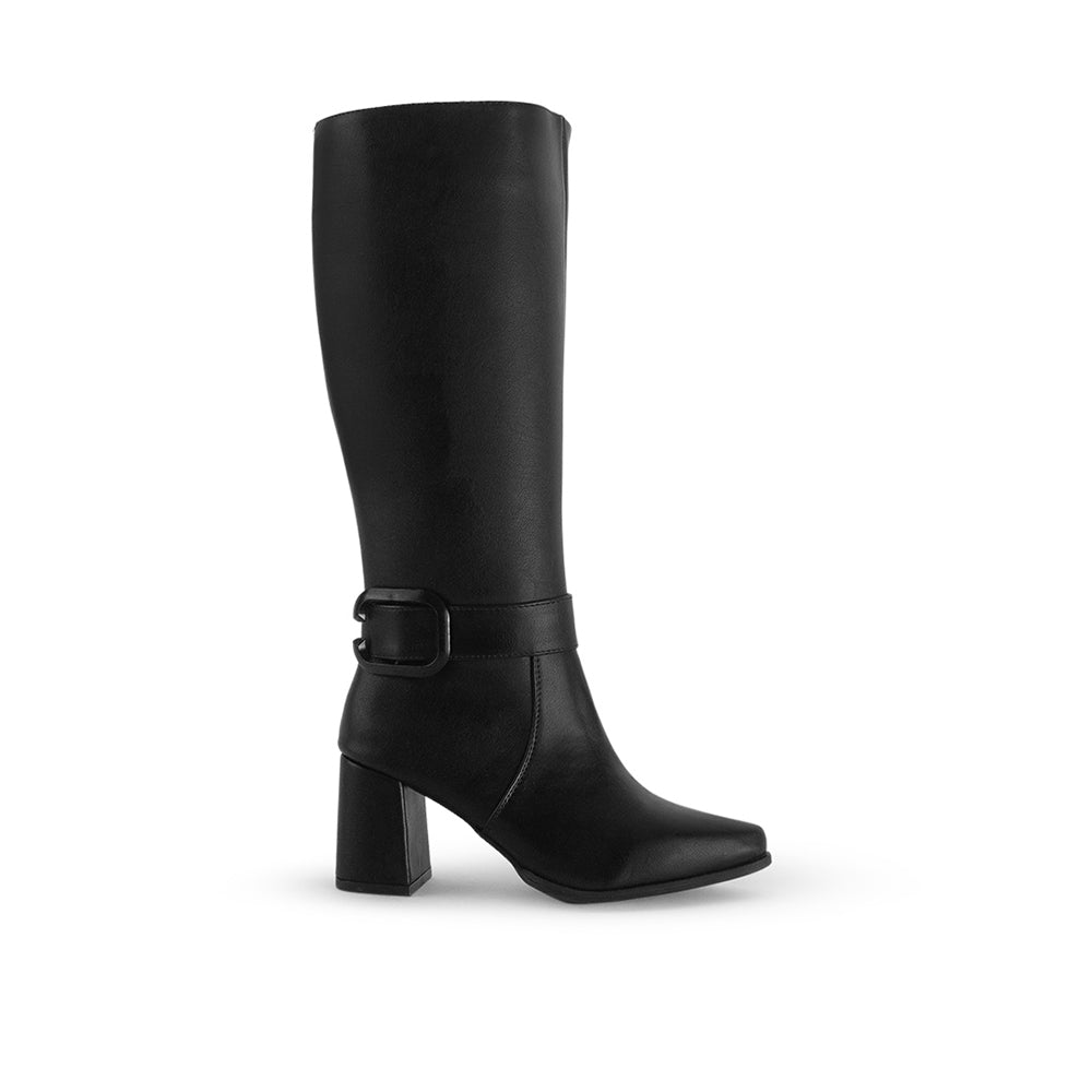 Vista lateral de la bota negra con punta fina tacón medio 7cm y hebilla lateral para dama 