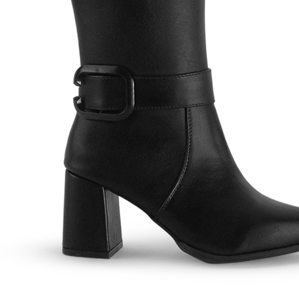 Vista trasera del tacón medio 7cm en la bota café para dama con tacón medio 7cm y hebilla decorativa
