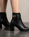 Botines negros con punta semicuadrada herraje metálico y tacón medio | Mod.4760104