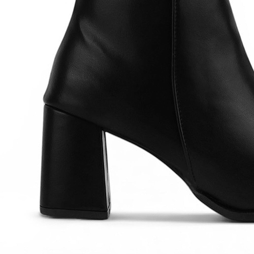 Botines negros con punta semicuadrada herraje metálico y tacón medio | Mod.4760104
