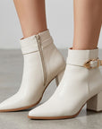 Botines beige de punta fina con herraje metálico y tacón medio 7cm para dama 