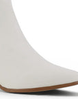 Detalle del material sintético del botín beige para dama con punta fina, herraje metálico y tacón medio 7cm