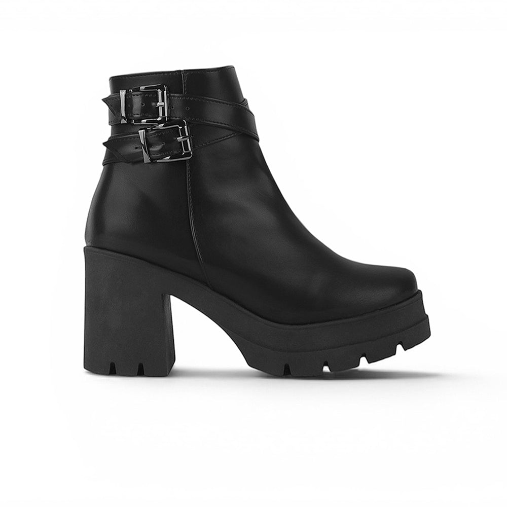 Vista lateral del botín negro con doble hebilla metálica, tacón medio 9 cm y plataforma para dama 