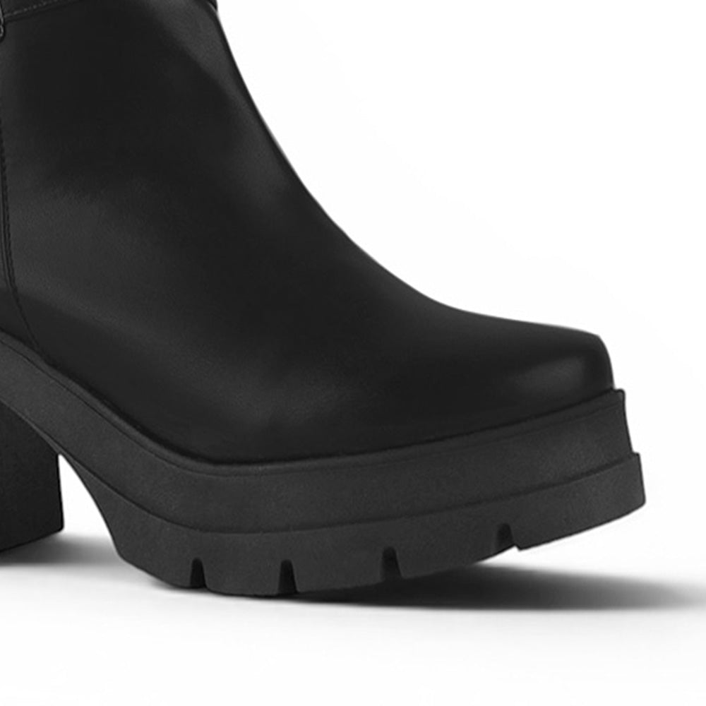 Detalle del material sintético en botín negro con plataforma y tacón medio 9 cm para dama