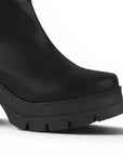 Detalle del material sintético en botín negro con plataforma y tacón medio 9 cm para dama