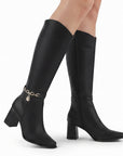 Botas negras con cadena decorativa en el tobillo y cremallera interna para dama de tacón medio 7 cm 