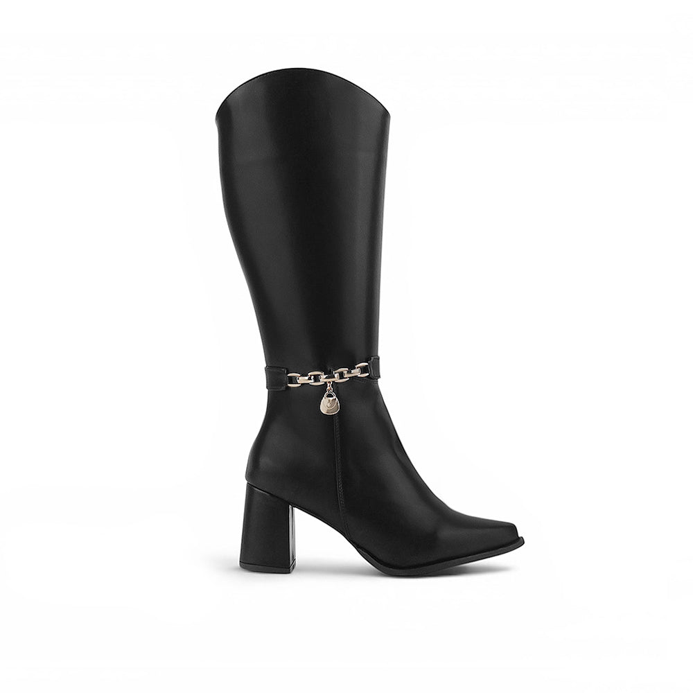 Vista lateral de bota negra para dama con cremallera, cadena decorativa y tacón medio 7 cm 