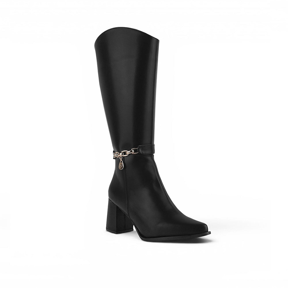 Vista diagonal de la bota negra con punta fina, cadena decorativa, cremallera y tacón medio 9cm para dama 