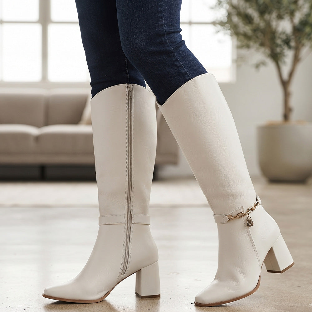 Botas beige con cadena decorativa en el tobillo y cremallera interna para dama de tacón medio 7 cm 