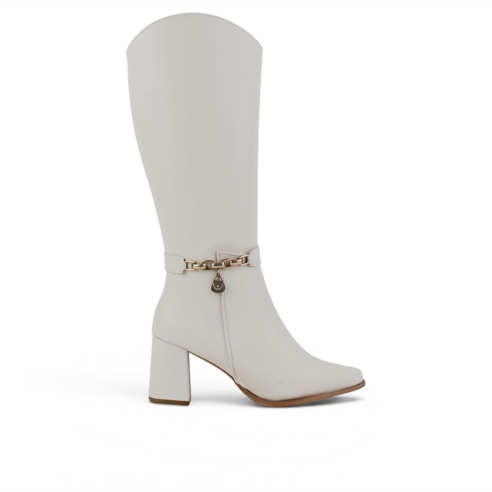 Vista lateral de bota beige para dama con cremallera, cadena decorativa y tacón medio 7 cm 