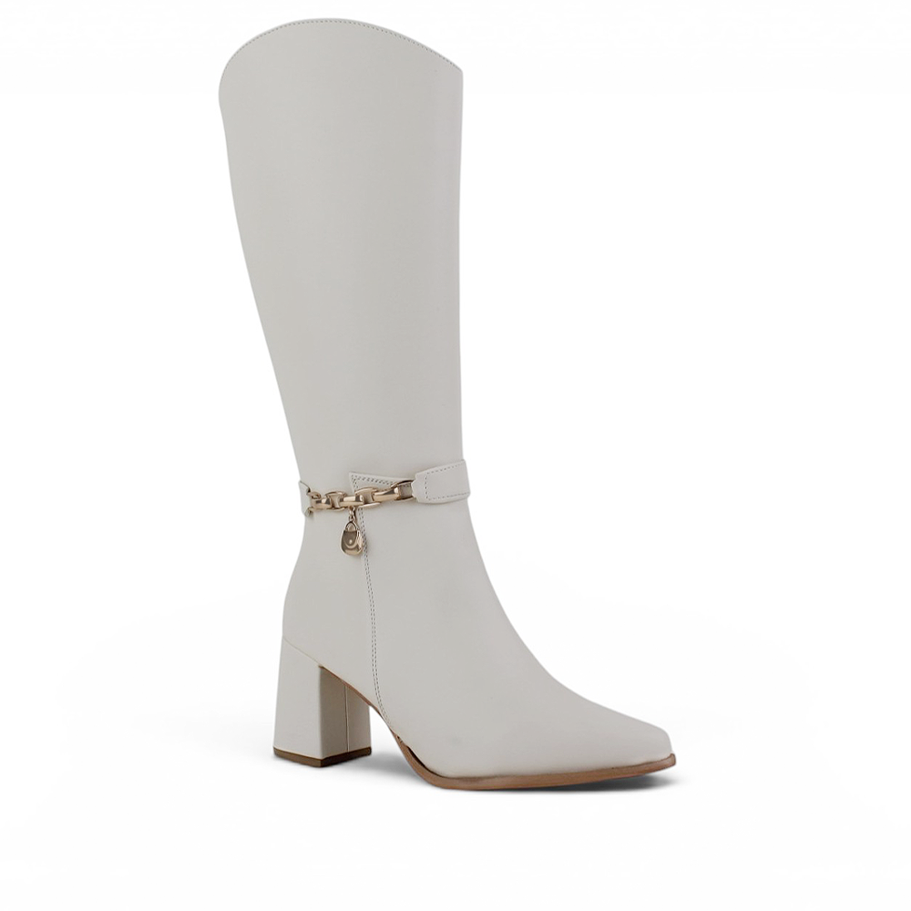 Vista diagonal de la bota beige con punta fina, cadena decorativa, cremallera y tacón medio 9cm para dama 