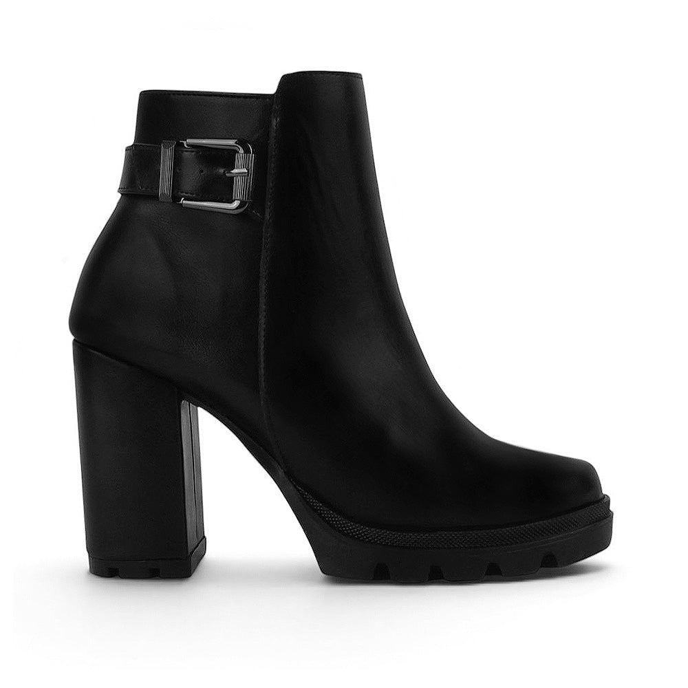 Vista lateral del botin negro para dama con plataforma dentada, herraje metálico y tacón medio 10cm 