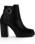 Vista lateral del botin negro para dama con plataforma dentada, herraje metálico y tacón medio 10cm 
