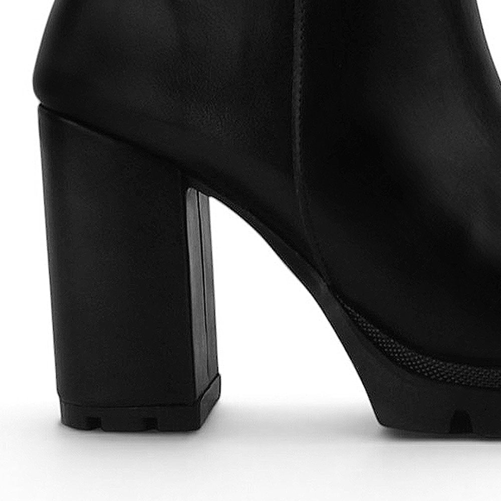 Vista trasera del tacón medio 10cm en botín negro con plataforma dentada para dama y herraje decorativo 