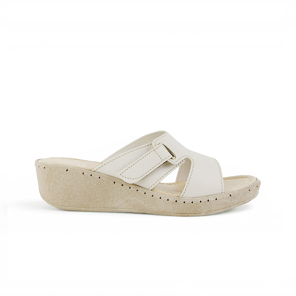 Vista lateral de sandalia beige destalonada para dama con abertura lateral y plataforma baja 5cm 