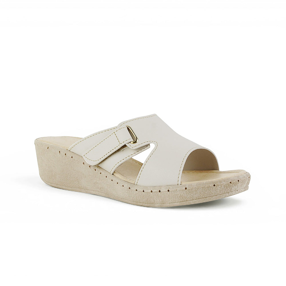 Vista diagonal de sandalia beige con plataforma baja 5cm y abertura lateral para dama