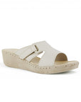 Vista diagonal de sandalia beige con plataforma baja 5cm y abertura lateral para dama
