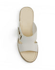 Vista superior de sandalia beige destalonada con abertura lateral y plataforma baja 5cm 