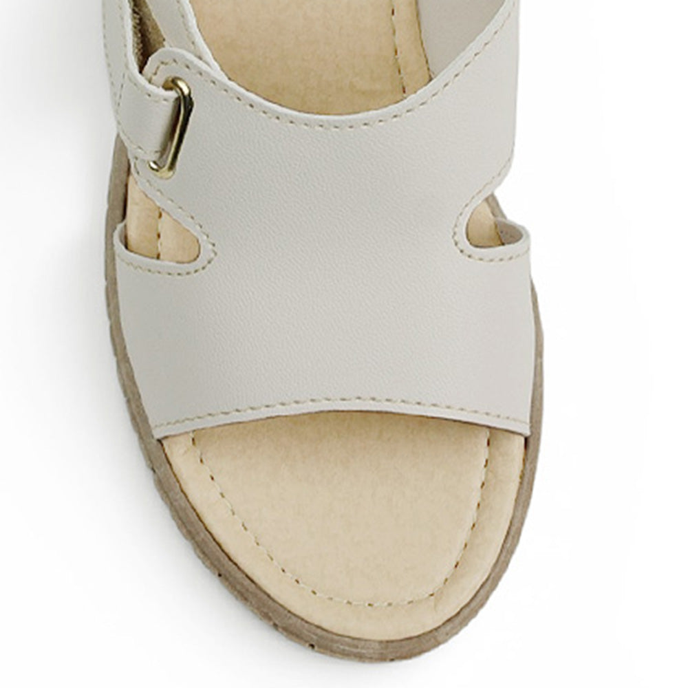 Vista superior de sandalia beige destalonada con abertura lateral y plataforma baja 5cm 