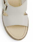 Vista superior de sandalia beige destalonada con abertura lateral y plataforma baja 5cm 