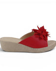 Vista lateral de sandalia roja destalonada para dama con flor decorativa y plataforma baja 5cm 
