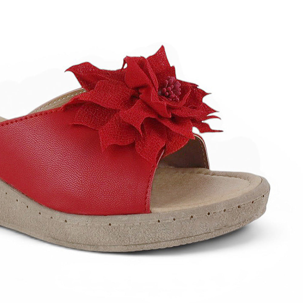Detalle del material sintético en sandalia roja para dama con flor, destalonada y plataforma baja 5cm 