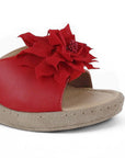 Detalle del material sintético en sandalia roja para dama con flor, destalonada y plataforma baja 5cm 