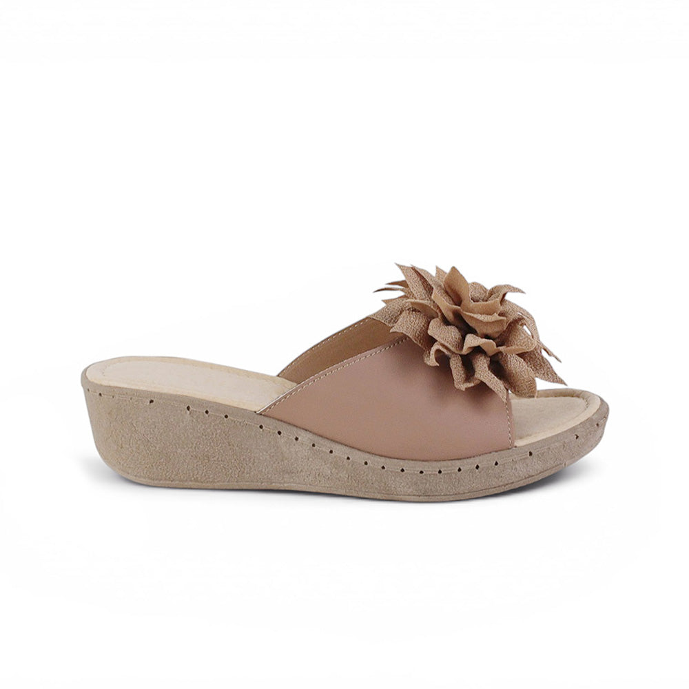 Vista lateral de sandalia nude destalonada para dama con flor decorativa y plataforma baja 5cm 