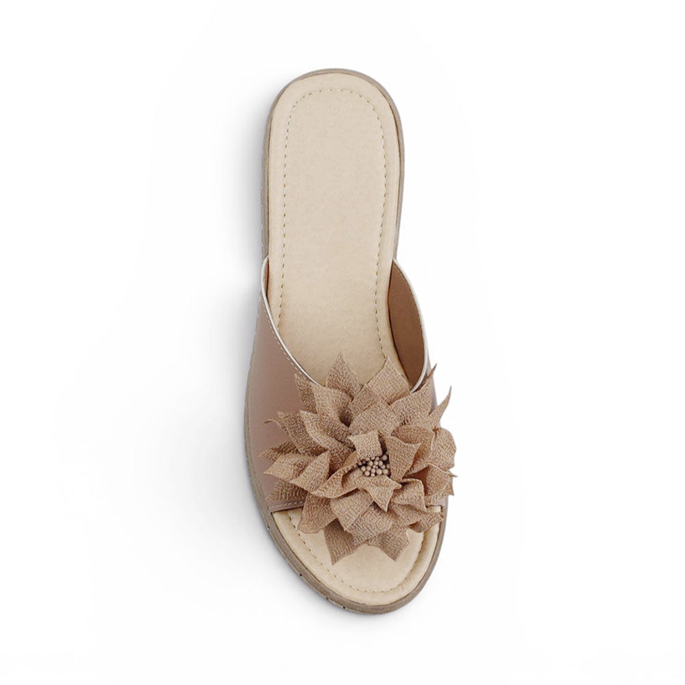 Vista superior de sandalia nude destalonada con plataforma baja 5cm y decoración en flor