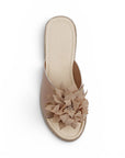 Vista superior de sandalia nude destalonada con plataforma baja 5cm y decoración en flor