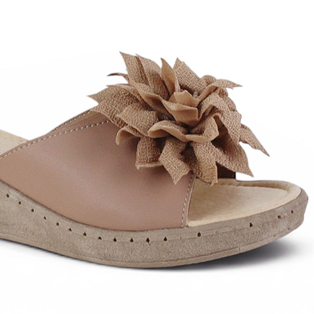 Detalle del material sintético en sandalia nude para dama con flor, destalonada y plataforma baja 5cm 