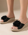 Sandalias negras destalonadas con flor y plataforma baja 5cm para dama 
