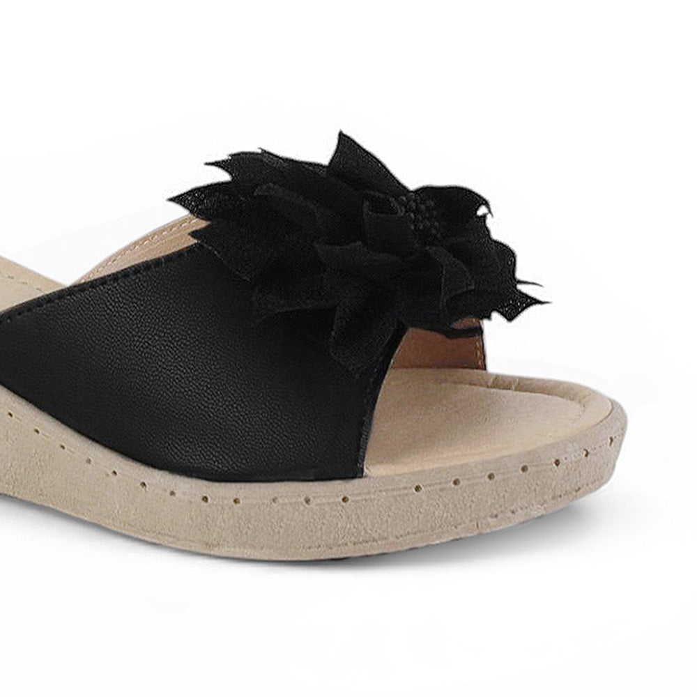 Detalle del material sintético en sandalia negra para dama con flor, destalonada y plataforma baja 5cm 