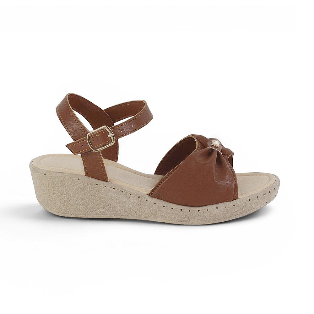 Vista lateral en sandalia café para dama con punta abierta y pulsera ajustable al tobillo de plataforma baja 5cm 