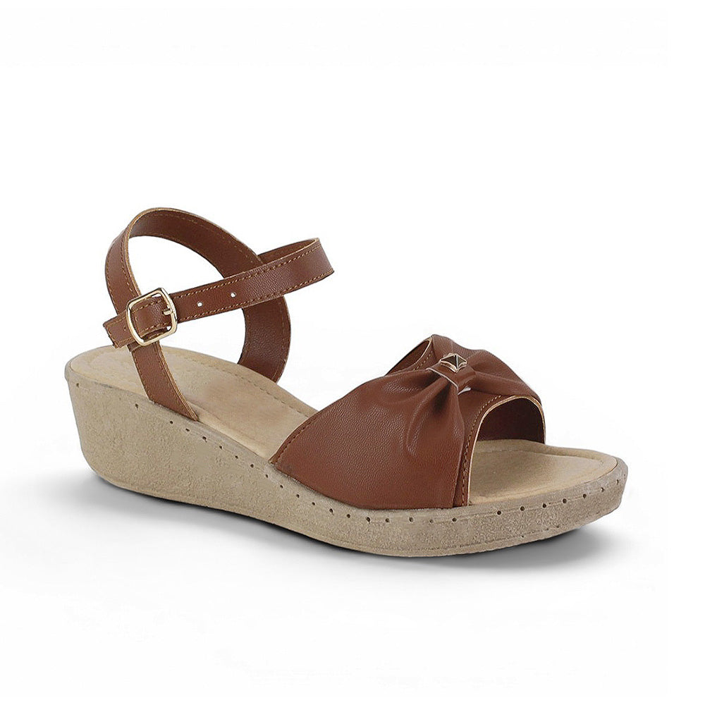 Vista diagonal de sandalia café para dama con pulsera ajustable al tobillo punta abierta y plataforma baja 5cm 