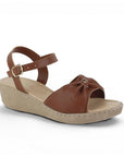Vista diagonal de sandalia café para dama con pulsera ajustable al tobillo punta abierta y plataforma baja 5cm 