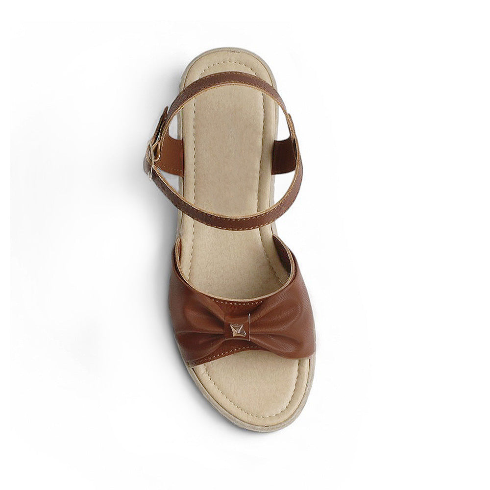 Vista superior de sandalia café, punta abierta, pulsera ajustable al tobillo con plataforma baja 5cm para dama