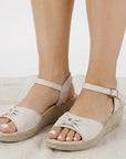 Sandalias beige para dama con punta abierta y pulsera ajustable al tobillo, plataforma baja 5cm 