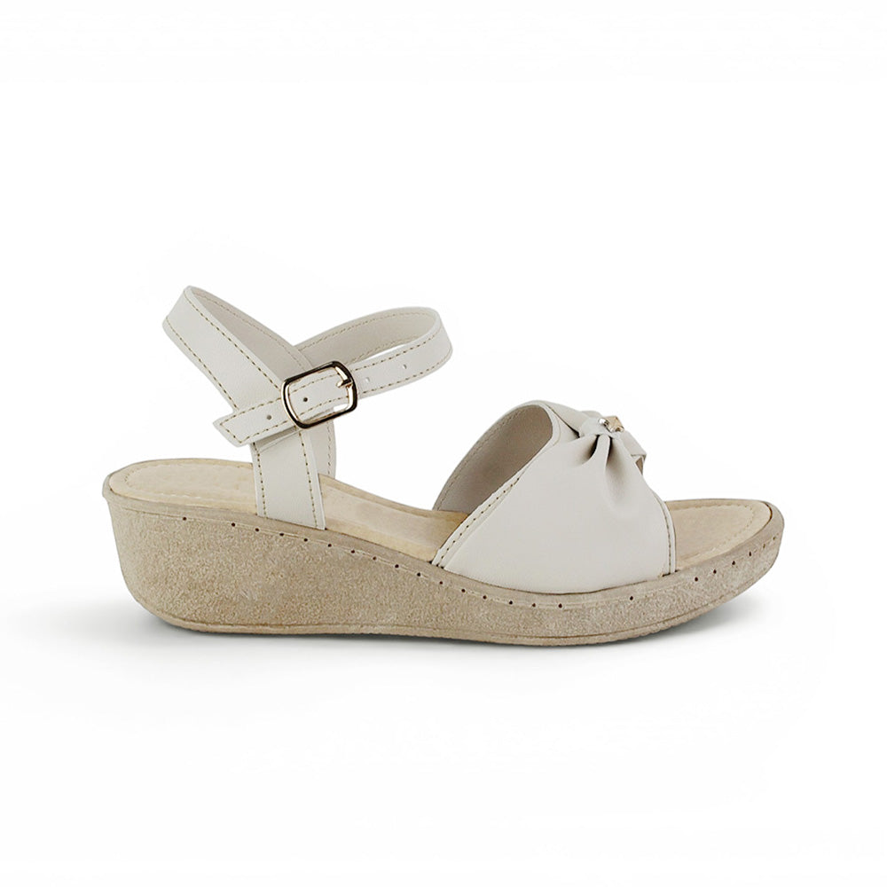 Vista lateral en sandalia beige para dama con punta abierta y pulsera ajustable al tobillo de plataforma baja 5cm 