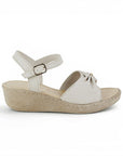 Vista lateral en sandalia beige para dama con punta abierta y pulsera ajustable al tobillo de plataforma baja 5cm 