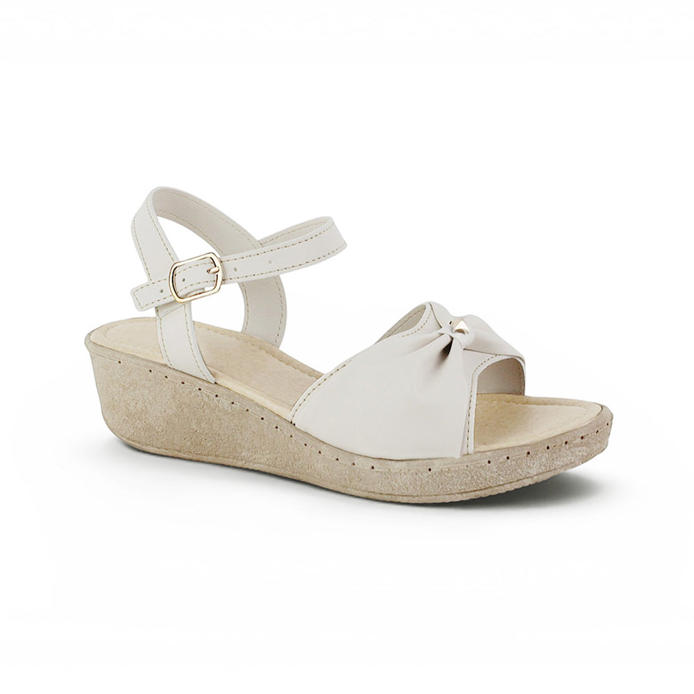 Vista diagonal de sandalia beige para dama con pulsera ajustable al tobillo punta abierta y plataforma baja 5cm 