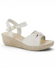 Vista diagonal de sandalia beige para dama con pulsera ajustable al tobillo punta abierta y plataforma baja 5cm 