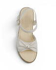 Vista superior de sandalia beige, punta abierta, pulsera ajustable al tobillo con plataforma baja 5cm para dama